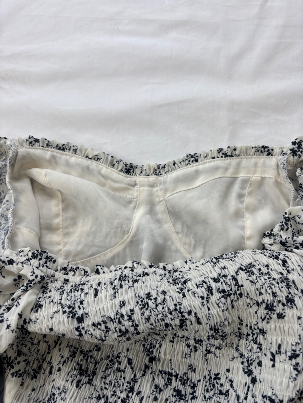 🤍 Lulu’s Smocked Peplum Top Women's Small Black White Floral Puff Sleeve NWT 🤍 - Picture 8 of 12